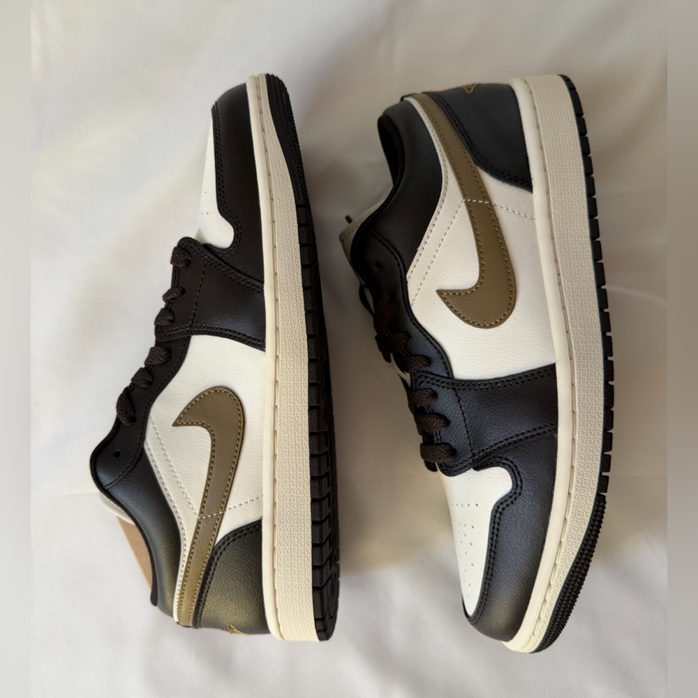 Nike Air Jordan 1 Low - Picture 2 of 5